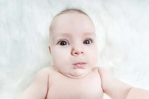 Bebê Bonito Está Fundo Fofo Branco — Fotografia de Stock