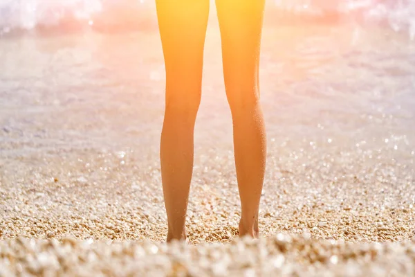 Deniz Güneş Işığı Altında Çıkan Kadın Ayakları — Stok fotoğraf