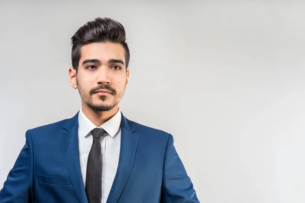 Jeune Homme Séduisant Costume Bleu Sur Fond Gris Isolé — Photo