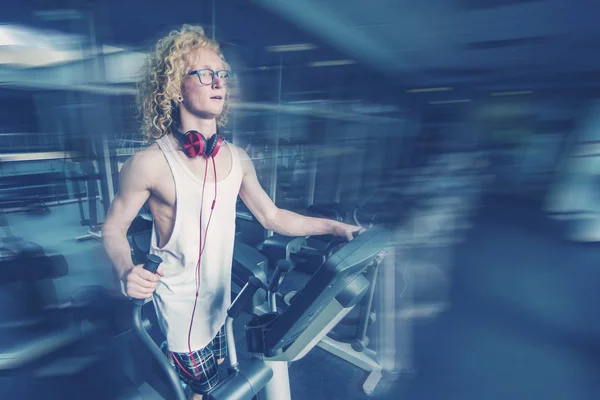 Ein Blonder Lockenkopf Mit Brille Trainiert Auf Einem Laufband Fitnessstudio — Stockfoto