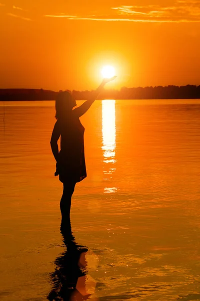 Frau Hält Sonne Wasser Bei Sonnenuntergang — Stockfoto