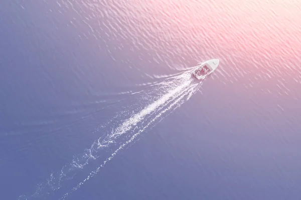 Vista Dall Alto Una Barca Bianca Che Naviga Nel Mare — Foto Stock