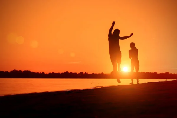 Uomo Nudo Una Donna Che Corrono Sulla Spiaggia Tramonto — Foto Stock