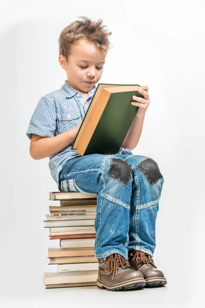 Lindo Chico Con Una Camisa Azul Sentado Montón Libros Leyendo — Foto de Stock