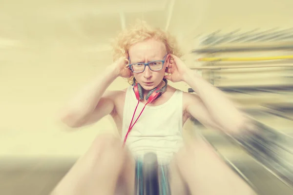 Gözlüklü Kıvırcık Sarışın Adam Karın Basın Spor Salonunda Sallanır Tonda — Stok fotoğraf