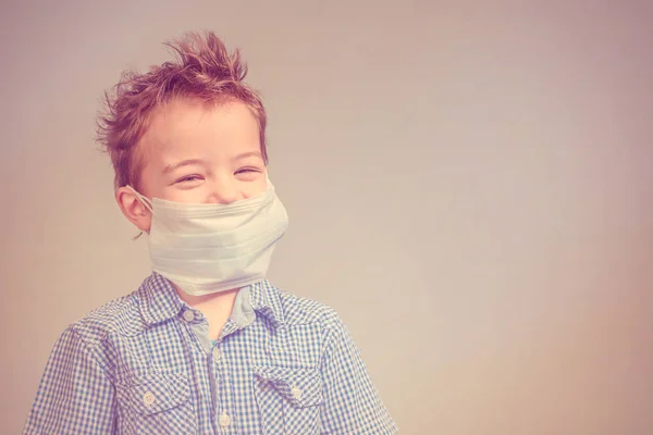 Хлопчик Сміється Медичній Масці Рожевому Тлі — стокове фото
