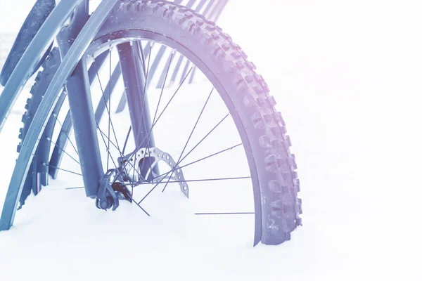 Parkerad Cykel Snön Tonas — Stockfoto