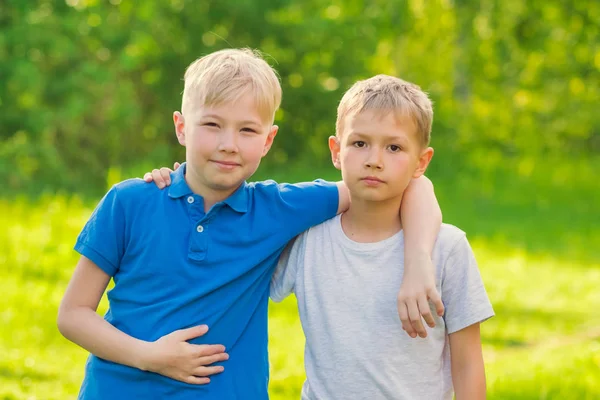 Két Szőke Fiú Állandó Átölelve Parkban — Stock Fotó