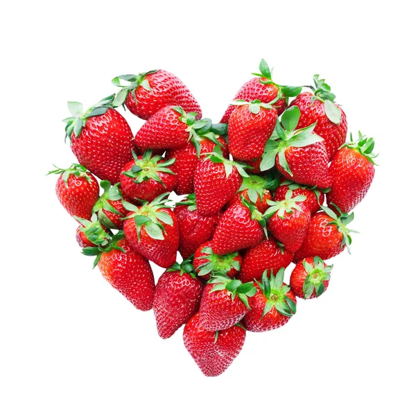 心脏由红色成熟的草莓在白色背景制成 — 图库照片