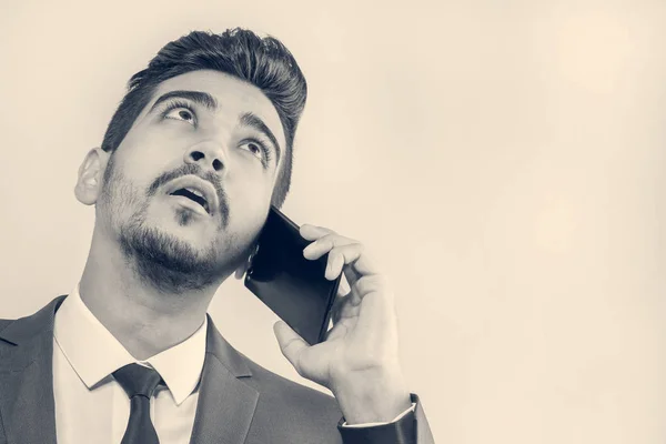 Joven Hombre Atractivo Traje Azul Hablando Por Teléfono Tonificado — Foto de Stock