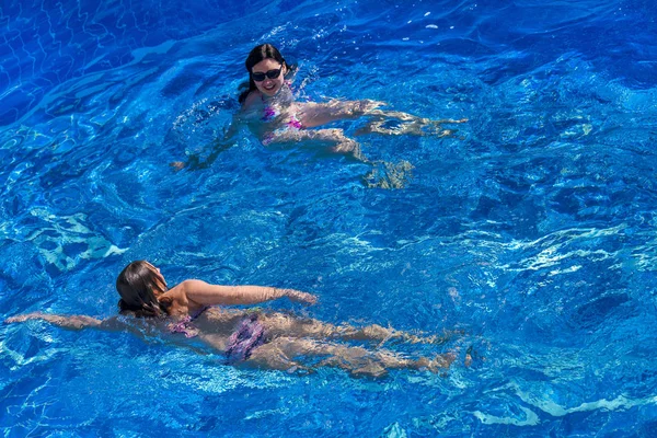 Δύο Γυναίκες Στο Μπικίνι Που Κολυμπά Στην Πισίνα — Φωτογραφία Αρχείου