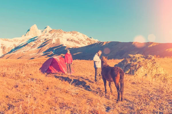 Άνθρωποι Και Ένα Άλογο Κοντά Μια Κόκκινη Τέντα Στα Βουνά — Φωτογραφία Αρχείου