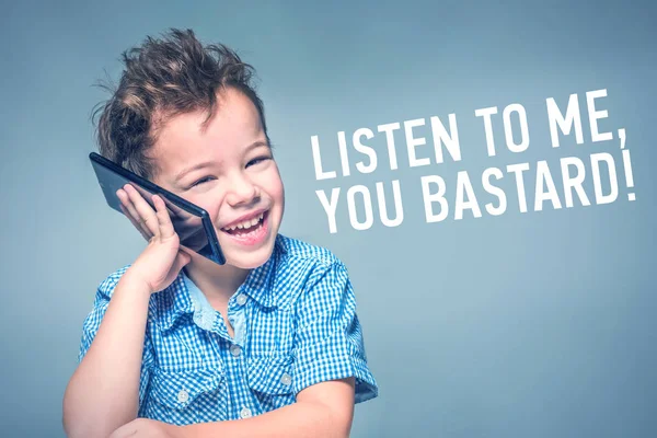Lindo Niño Con Una Camisa Azul Hablando Por Teléfono Lado — Foto de Stock