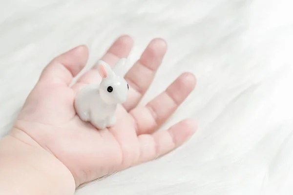 Figurina Coelho Branco Mão Bebê — Fotografia de Stock