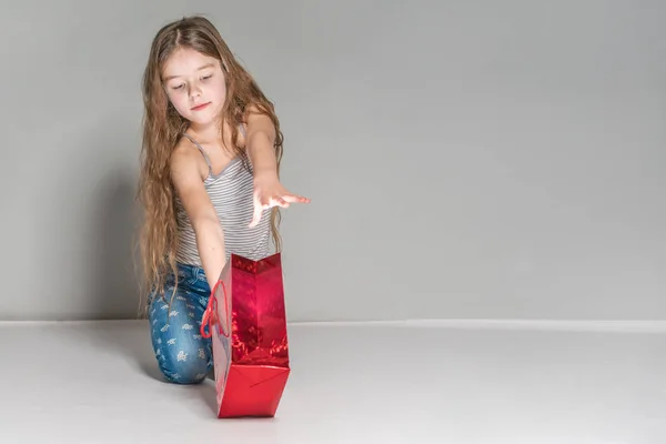 Chica Con Pelo Largo Tira Las Manos Bolsa Regalo Roja —  Fotos de Stock