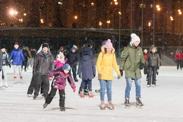 Kasan Russland Januar 2017 Menschen Auf Der Eisbahn Abend — Stockfoto