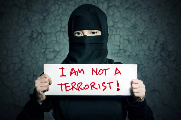 Fille Musulmane Hijab Noir Tenant Une Affiche Avec Une Inscription — Photo