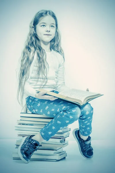 Linda Chica Con Libro Sentado Montón Libros Sobre Fondo Blanco — Foto de Stock