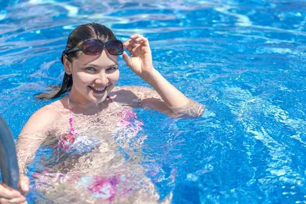 Belle Femme Brune Bikini Lunettes Soleil Dans Piscine — Photo