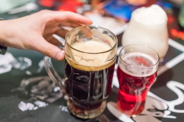 Menselijke Hand Met Een Bierpul — Stockfoto