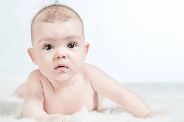 Schattige Baby Ligt Een Witte Pluizige Achtergrond — Stockfoto
