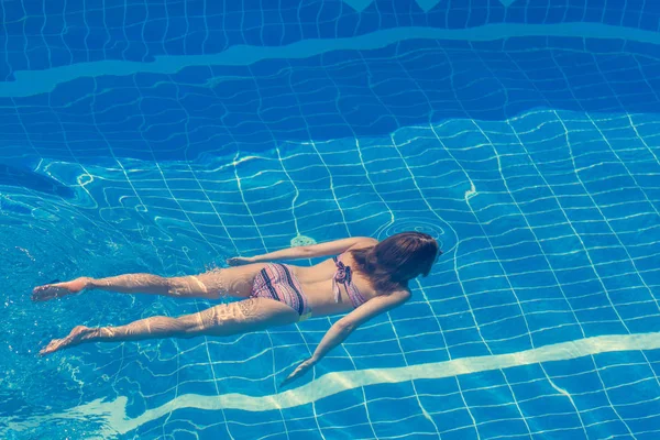 Femme Bikini Nageant Dans Piscine — Photo