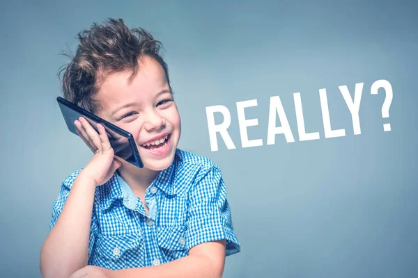 Netter Kleiner Junge Blauem Hemd Telefoniert Neben Der Aufschrift Wirklich — Stockfoto