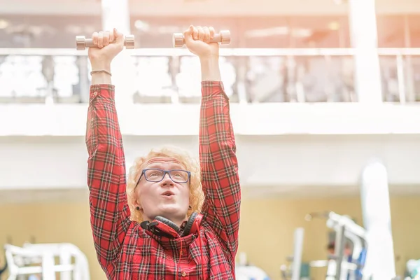 Schwacher Blonder Lockenkopf Rot Karierten Hemd Mit Mühe Kleine Hanteln — Stockfoto