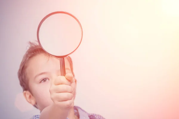 Roztomilý Chlapec Modré Košili Lupou — Stock fotografie