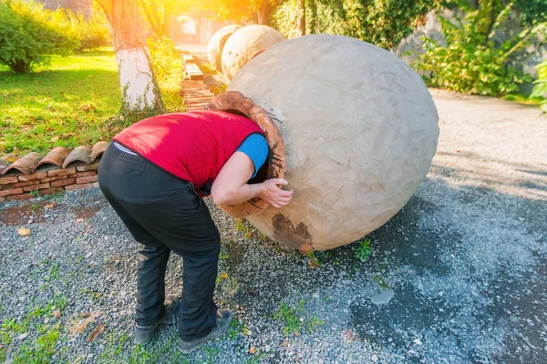 Hombre Con Chaleco Rojo Puso Cabeza Una Enorme Jarra Cerámica —  Fotos de Stock