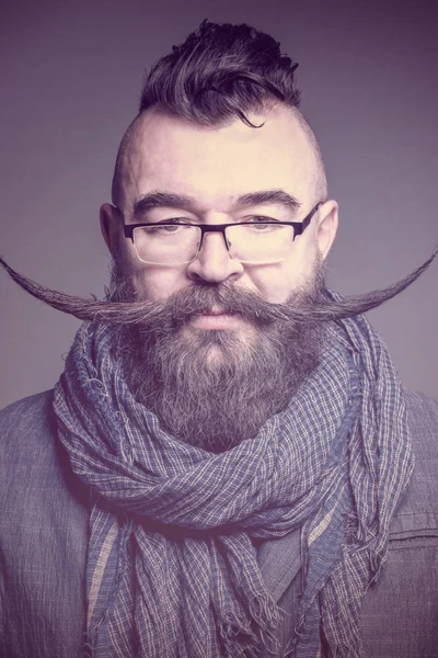 Uomo Barbuto Adulto Sciarpa Occhiali Con Lunghi Baffi Sfondo Viola — Foto Stock