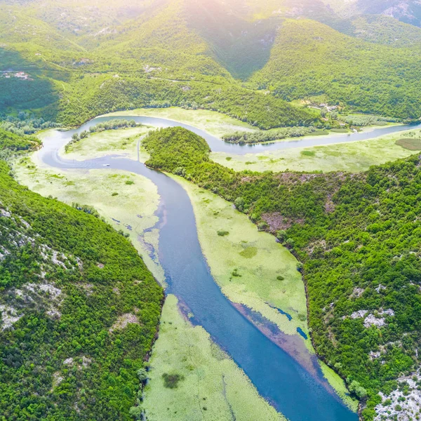 川の上から見る山々 の緑の藻で覆われています — ストック写真