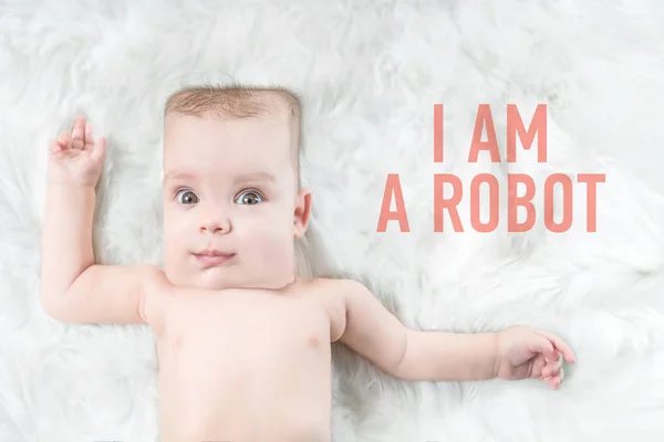 Cute Baby Kwadratowych Głowę Leżącego Białe Futro Obok Napis Robot — Zdjęcie stockowe