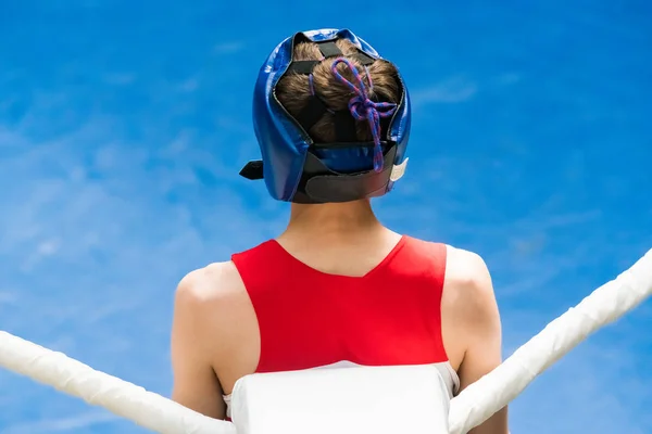 Menino Canto Anel Boxe Capacete — Fotografia de Stock