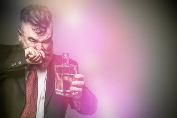 Dla Dorosłych Brodaty Mężczyzna Kolorze Trzyma Butelkę Alkoholu Obrzydzeniem Stonowanych — Zdjęcie stockowe