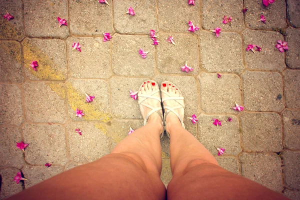 Kobiece Stopy Chodniku Kwiaty Stonowanych — Zdjęcie stockowe