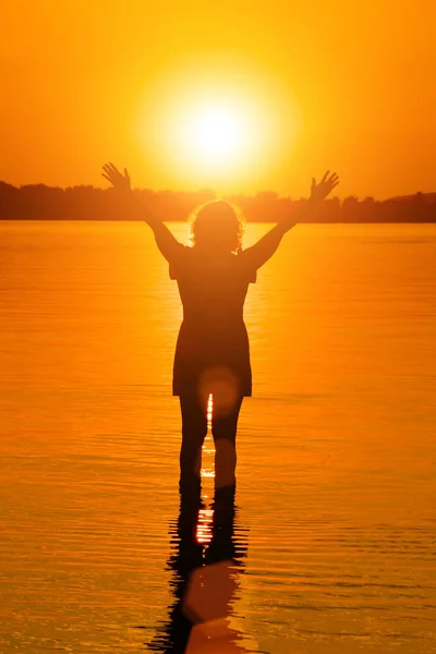 Donna Sta Tenendo Sole Acqua Tramonto — Foto Stock