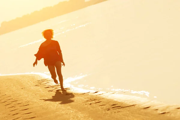 Felice Ragazza Bionda Adolescente Esecuzione Sulla Spiaggia Tramonto — Foto Stock