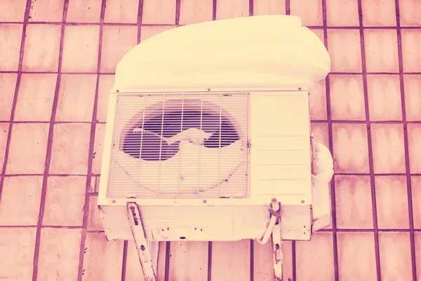 Air Conditioner Muur Bedekt Met Sneeuw Toned — Stockfoto