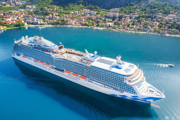 Bovenaanzicht Van Een Prachtige Cruiseschip Baai — Stockfoto