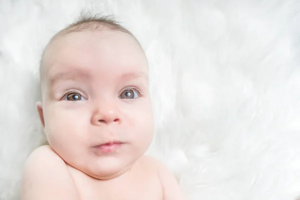 Cute Baby Lies White Fluffy Background — Stock Photo, Image