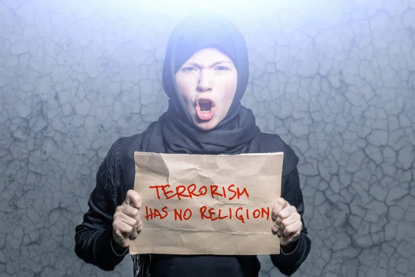 Ragazza Musulmana Hijab Nero Con Poster Con Iscrizione Terrorismo Non — Foto Stock