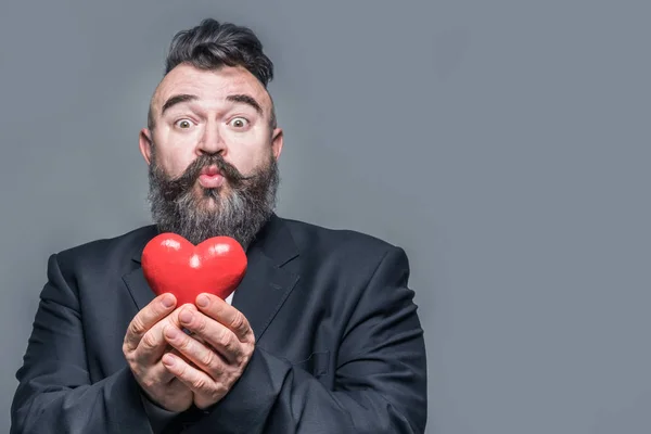 大人赤の心を押しながら空気キスを送信する黒い服を着てあごひげを生やした 灰色の背景 — ストック写真