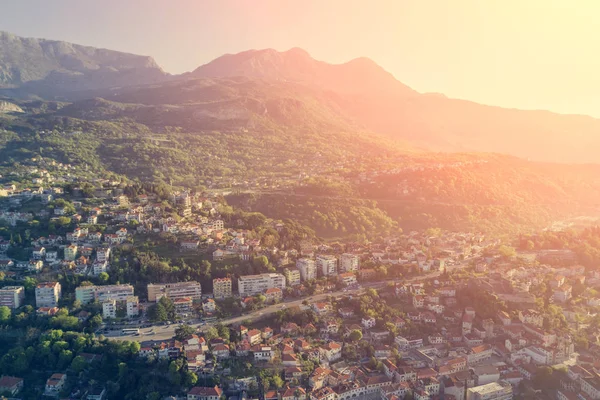 Bella Città Con Tetti Rossi Montagna Una Giornata Sole — Foto Stock