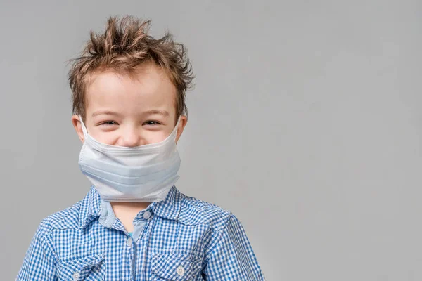 Хлопчик Сміється Медичній Масці Сірому Фоні Ізольовані — стокове фото