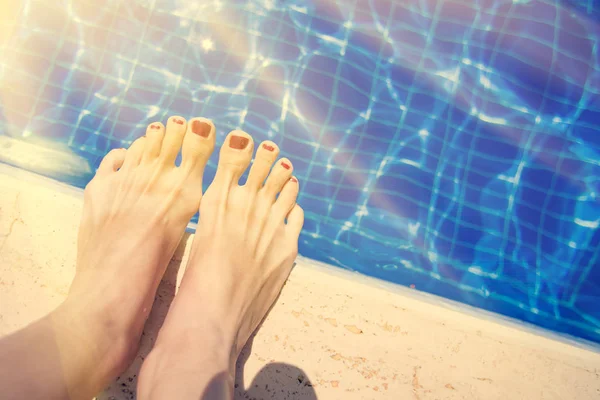 Pés Femininos Com Esmalte Vermelho Perto Borda Piscina — Fotografia de Stock