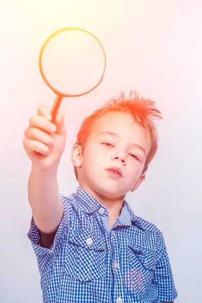 Carino Ragazzo Camicia Blu Con Una Lente Ingrandimento — Foto Stock