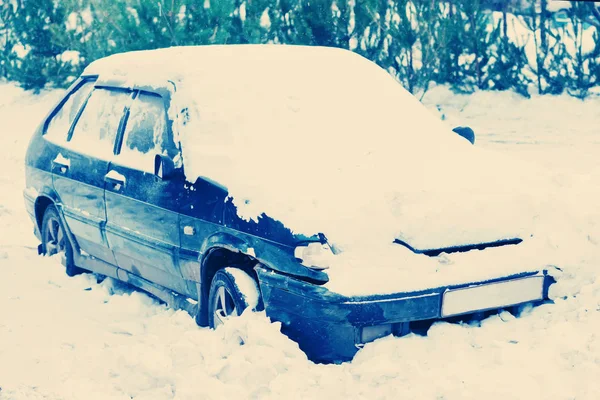 Régi Piszkos Parkoló Autóban Hóval Borított — Stock Fotó