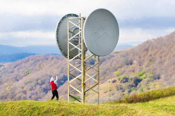 Homme Prend Des Photos Une Antenne Dans Les Montagnes — Photo