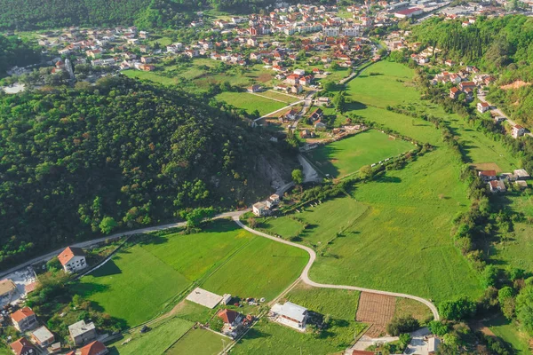 Bela Cidade Vale Montanha Verde Vista Superior — Fotografia de Stock